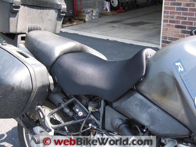 https://www.webbikeworld.com/wp-content/uploads/2011/12/king-of-fleece-seat-cover-on-bmw-r1150gs-front-view-2.jpg