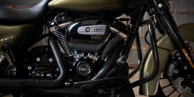 Harley Milwaukee Eight engine goes black with 2017 FLHRS Road King Special Touring bagger leak