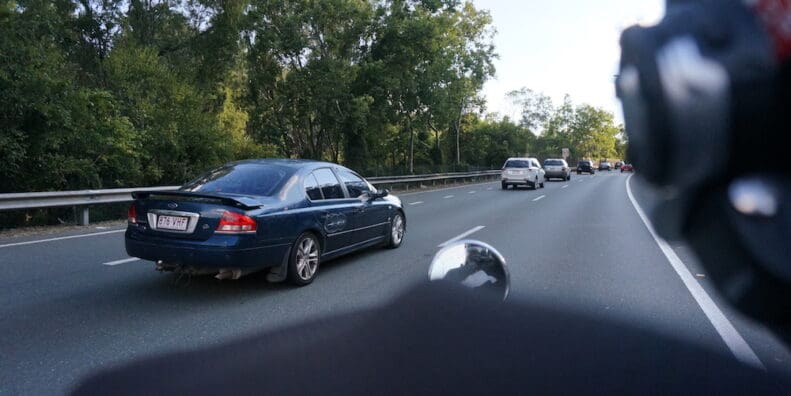 How to overtake traffic lane filtering