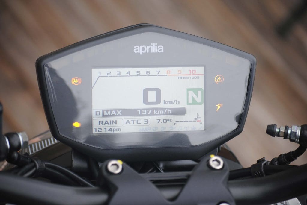 2018 Aprilia Shiver 900 tank digital instrument