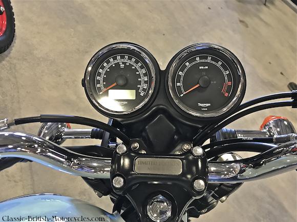 10Triumph-Bonneville-GAUGES.jpg