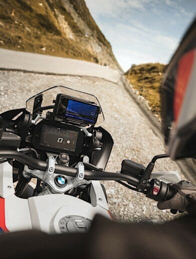 A view of the all-new BMW ConnectedRide Cradle: a smartphone holder that may potentially have the damping power to protect our smartphone cameras from motorcycle vibrations.