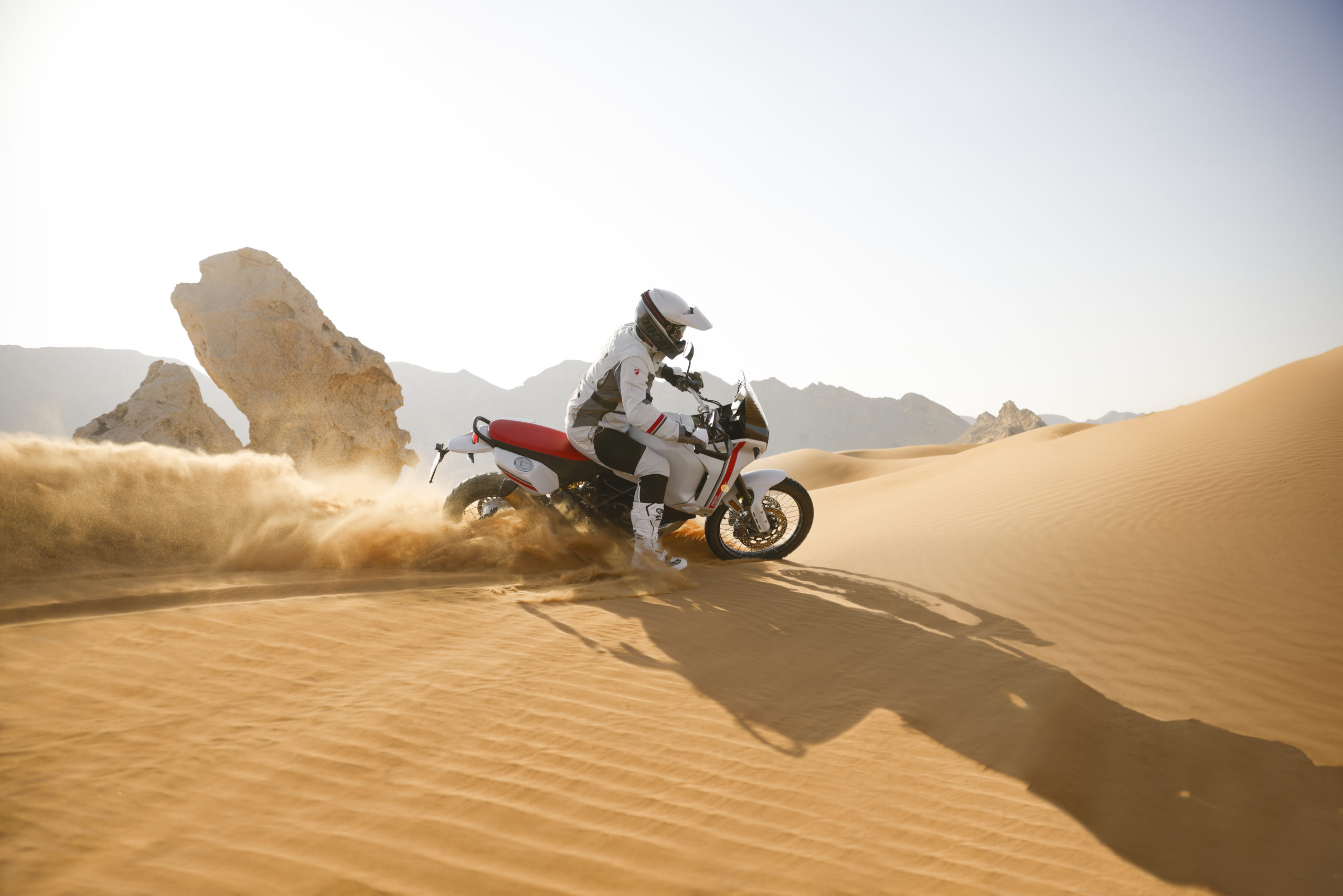 Desertx. Ducati Desert x 2022. Ducati Desert x. Мото Дукати турэндуро 2022. Ducati Desert x 2023.