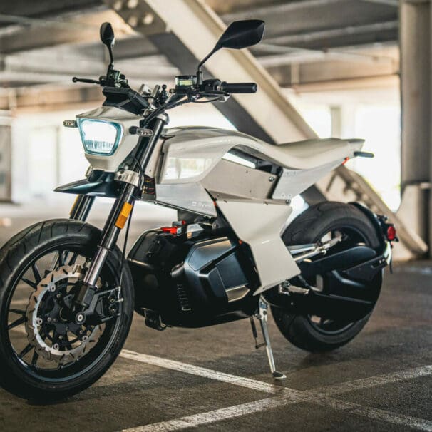 The Ryvid Anthem- a new, ultra-lightweight electric motorcycle featuring a host of perks for the bargain-friendly price of $7,800 USD. Media sourced from Roadracing World.