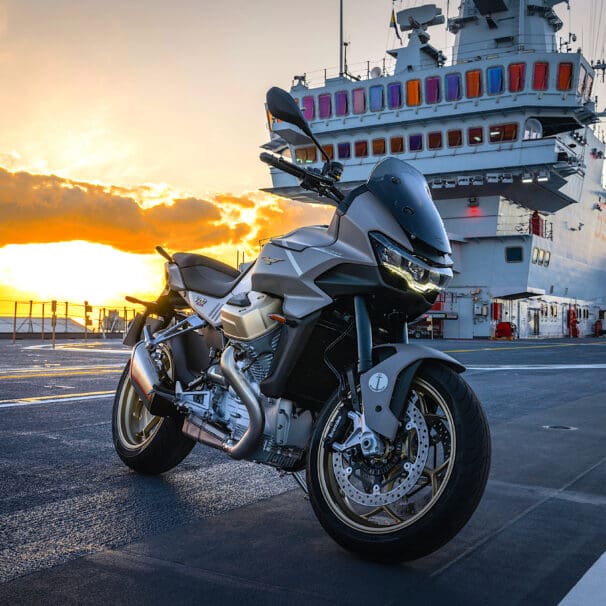 The Limited V100 Mandello Aviazione Navale, celebrating the connection with the Italian Navy. Media sourced from Moto Guzzi's press release. © Francesco Vignali Photography