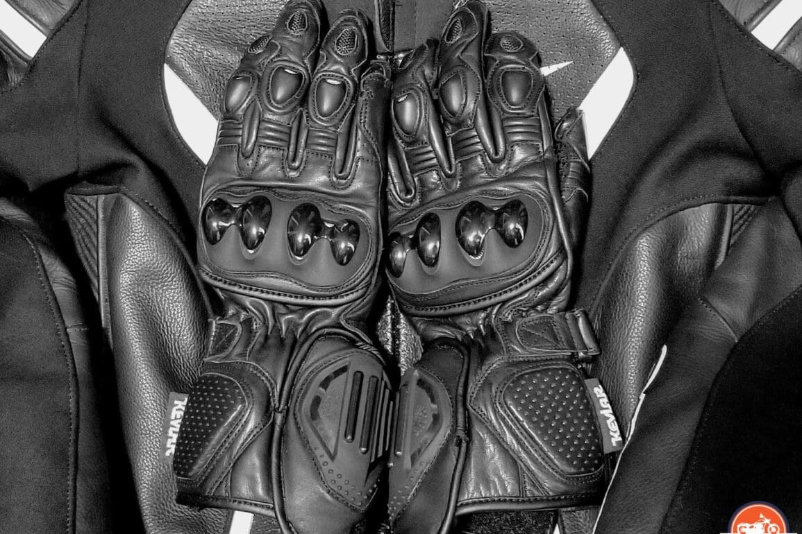 Best riding best sale gloves below 3000