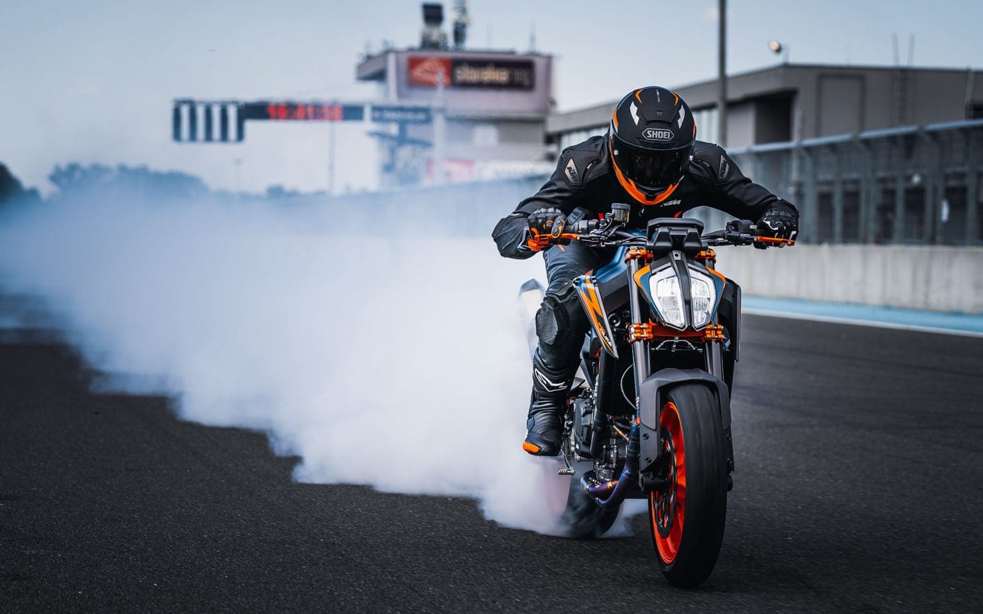 2023 KTM 890 Duke R [Specs, Features, Photos]