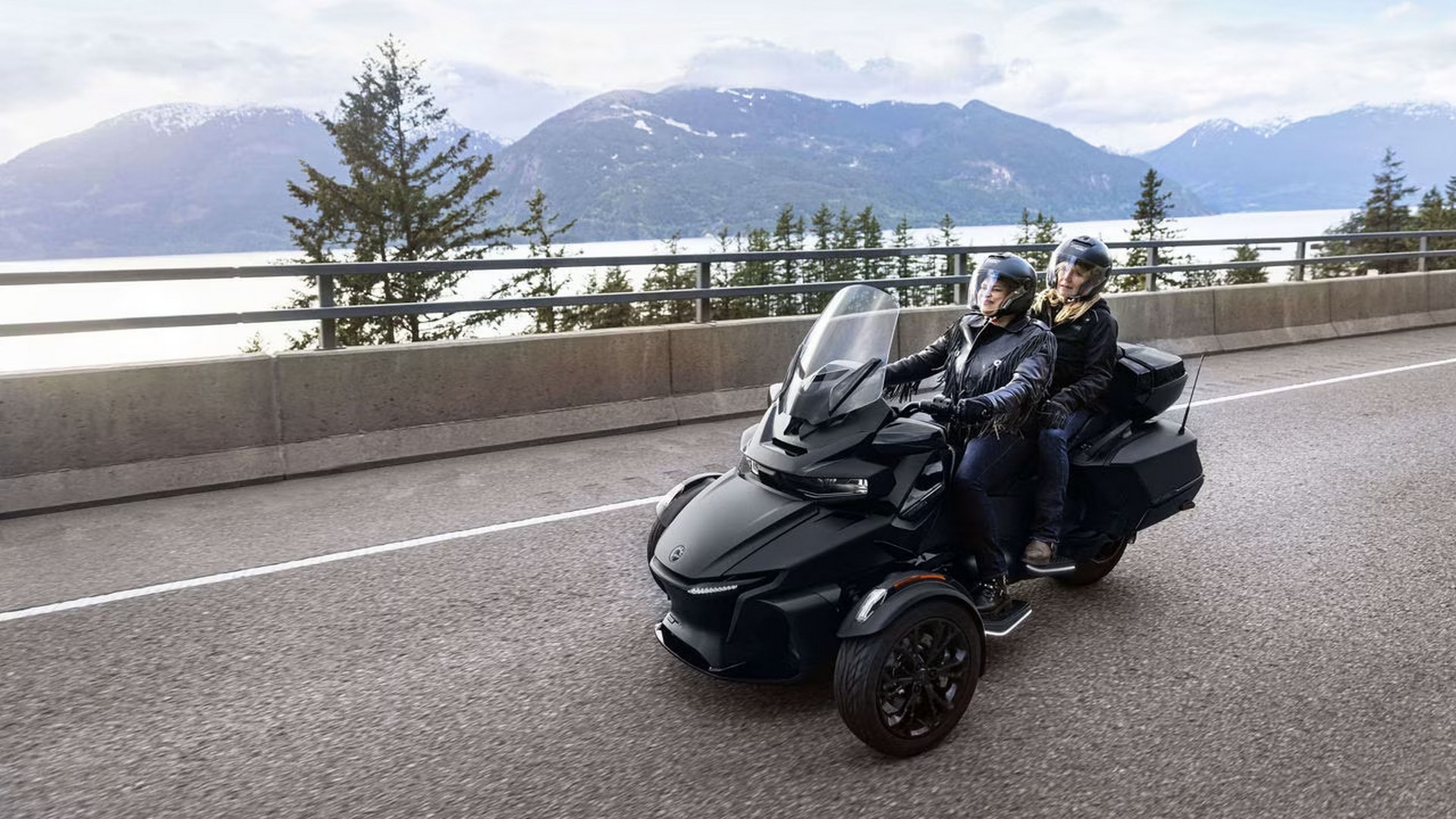 2023 Can-Am Spyder RT - 3-wheel touring motorcycle