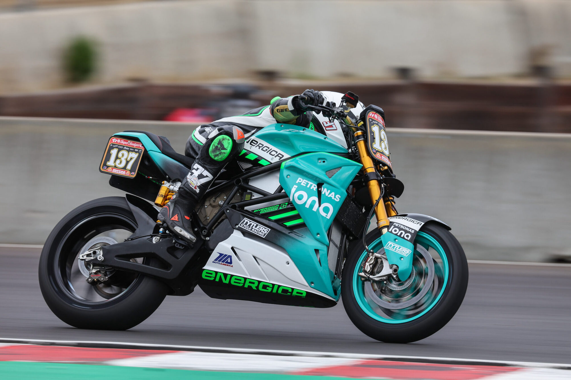 Energica Smashes Twelve-Year Lap Record with Eva Ribelle RS - webBikeWorld